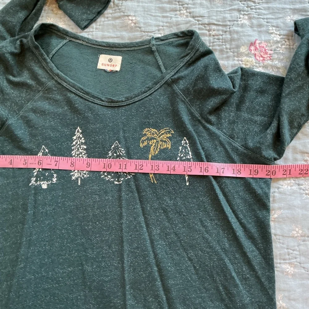 NWOT Sundry Women’s Green Light Sweatshirt Palm Tree Pine Trees Graphic Size 2/M - Picture 5 of 7